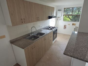 apartamento en arriendo en loma del escobero. Cod A218407