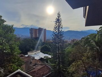 apartamento en arriendo en loma del escobero. Cod A218407