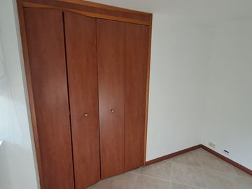 apartamento en arriendo en loma del escobero. Cod A218407