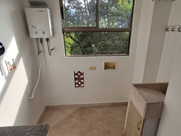 apartamento en arriendo en loma del escobero. Cod A218407