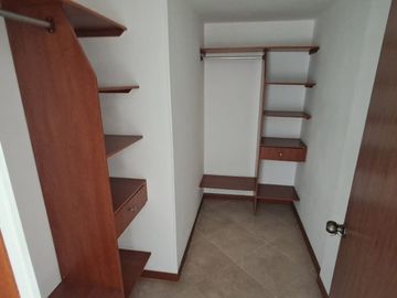 apartamento en arriendo en loma del escobero. Cod A218407