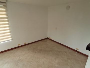 apartamento en arriendo en loma del escobero. Cod A218407