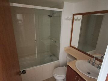 apartamento en arriendo en loma del escobero. Cod A218407
