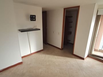 apartamento en arriendo en loma del escobero. Cod A218407
