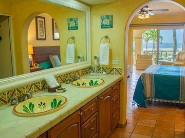 Departamento a pasos del mar, alberca, gimnasio y cancha de tennis, en venta  co