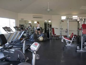 Departamento a pasos del mar, alberca, gimnasio y cancha de tennis, en venta  co