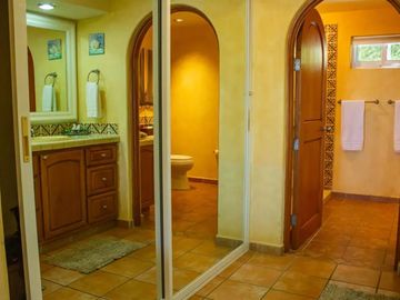 Departamento a pasos del mar, alberca, gimnasio y cancha de tennis, en venta  co