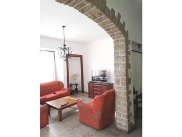 CHALET DE 5 AMBIENTES CON QUINCHO EN CHAUVIN - Toma menor valor -