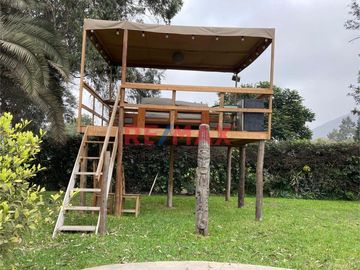 Vendo amplia casa a precio de terreno, espaciosa área con vista panorámica al campo de golf del Club La Planicie, vivienda localizada en urbanización
