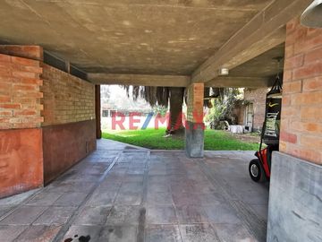 Vendo amplia casa a precio de terreno, espaciosa área con vista panorámica al campo de golf del Club La Planicie, vivienda localizada en urbanización
