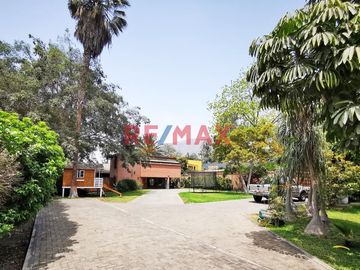 Vendo amplia casa a precio de terreno, espaciosa área con vista panorámica al campo de golf del Club La Planicie, vivienda localizada en urbanización
