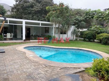 Vendo amplia casa a precio de terreno, espaciosa área con vista panorámica al campo de golf del Club La Planicie, vivienda localizada en urbanización
