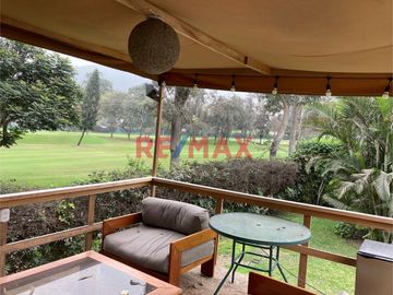 Vendo amplia casa a precio de terreno, espaciosa área con vista panorámica al campo de golf del Club La Planicie, vivienda localizada en urbanización