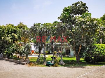 Vendo amplia casa a precio de terreno, espaciosa área con vista panorámica al campo de golf del Club La Planicie, vivienda localizada en urbanización