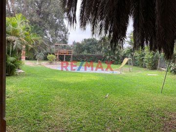 Vendo amplia casa a precio de terreno, espaciosa área con vista panorámica al campo de golf del Club La Planicie, vivienda localizada en urbanización