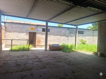 VENTA TERRENO CON BODEGA EN EL CENTRO DE VILLA DE POZOS