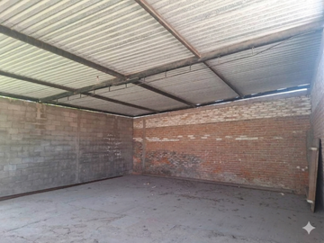 VENTA TERRENO CON BODEGA EN EL CENTRO DE VILLA DE POZOS