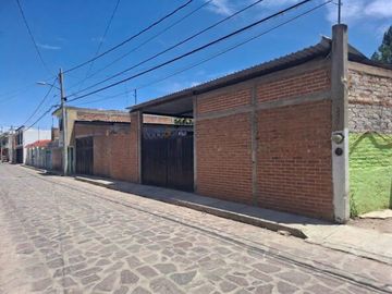 VENTA TERRENO CON BODEGA EN EL CENTRO DE VILLA DE POZOS
