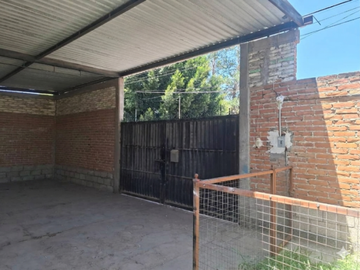 VENTA TERRENO CON BODEGA EN EL CENTRO DE VILLA DE POZOS