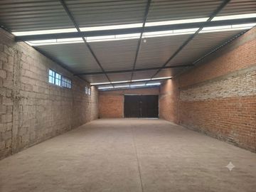 VENTA TERRENO CON BODEGA EN EL CENTRO DE VILLA DE POZOS