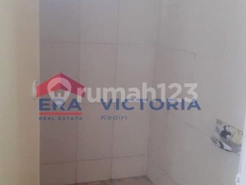 Rumah DIJUAL Daerah Mojoroto Kediri bebas banjir 1 menit dari Taman Sekartaji, 2 menit dari Pasar Bandar, SMAN 1,2,7 Kota Kediri, SMAK ST Agustinus, S