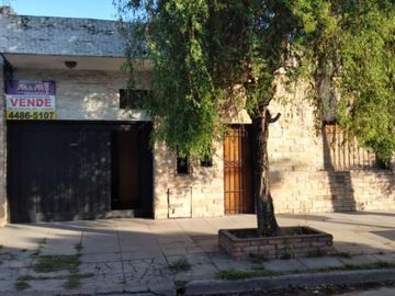 Casa en venta en Isidro Casanova