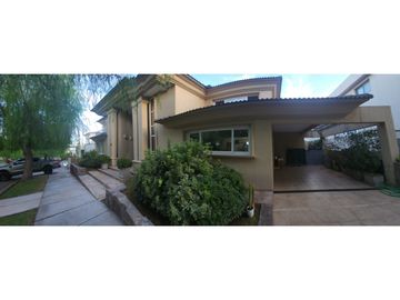 VENDO CHALET RESIDENCIAL EN BARRIO DALVIAN  CIUDAD CAPITAL  MENDOZA