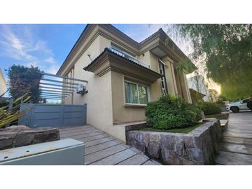 VENDO CHALET RESIDENCIAL EN BARRIO DALVIAN  CIUDAD CAPITAL  MENDOZA