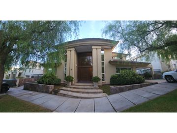 VENDO CHALET RESIDENCIAL EN BARRIO DALVIAN  CIUDAD CAPITAL  MENDOZA