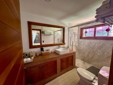 VENTA DE AMPLIA CASA EN RANCHO CORTES, CUERNAVACA, MORELOS