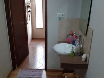 Rumah 5 Kamar tidur ada Taman di Maleo sektor 9. 2767-WM 0811111----