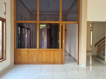 RUMAH MEWAH 2 LANTAI DENGAN TANAH YANG SANGAT LUAS DI PURWOREJO
