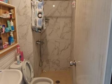 Apt Cosmopolis tipe 1BR full furnished Lantai 3, view pool