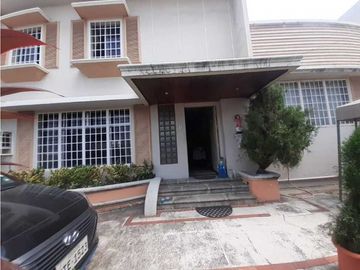 Vendo hermosa y cómoda casa en Urdesa Central con piscina