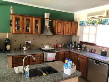 HERMOSA CASA EN VENTA CON 3 HABITACIONES, PILETA Y QUINCHO, QUILMES 1900 -TEMPERLEY-