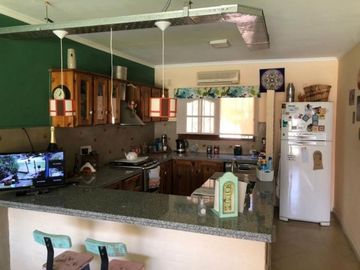 HERMOSA CASA EN VENTA CON 3 HABITACIONES, PILETA Y QUINCHO, QUILMES 1900 -TEMPERLEY-