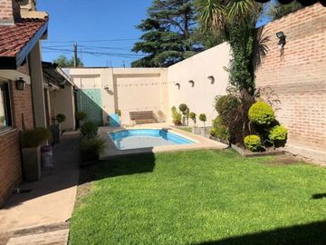 HERMOSA CASA EN VENTA CON 3 HABITACIONES, PILETA Y QUINCHO, QUILMES 1900 -TEMPERLEY-