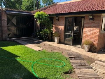HERMOSA CASA EN VENTA CON 3 HABITACIONES, PILETA Y QUINCHO, QUILMES 1900 -TEMPERLEY-