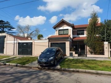 HERMOSA CASA EN VENTA CON 3 HABITACIONES, PILETA Y QUINCHO, QUILMES 1900 -TEMPERLEY-