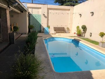 HERMOSA CASA EN VENTA CON 3 HABITACIONES, PILETA Y QUINCHO, QUILMES 1900 -TEMPERLEY-
