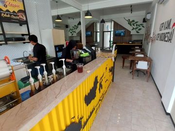 Disewakan Ruko Lokasi Strategis di Jl. Raya Dukuh Kupang Barat, Surabaya