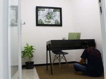 Disewakan Ruko Lokasi Strategis di Jl. Raya Dukuh Kupang Barat, Surabaya