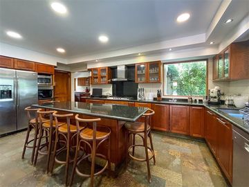 Casa en venta de 5 dorm. en Las Condes