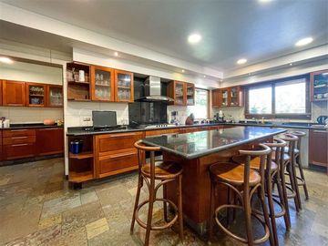 Casa en venta de 5 dorm. en Las Condes