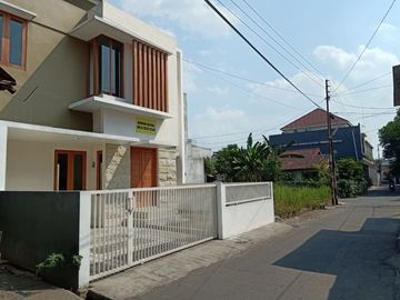 DIJUAL RUMAH SIAP HUNI LOKASI AREA KAMPUS TERNAMA DI JOGJA