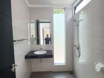 Kebayoran Symphony, Rumah Dijual 2,5 Lantai Desain Modern. SC-8109