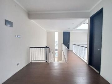 Kebayoran Symphony, Rumah Dijual 2,5 Lantai Desain Modern. SC-8109