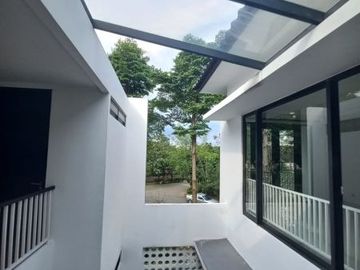Kebayoran Symphony, Rumah Dijual 2,5 Lantai Desain Modern. SC-8109