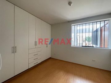 🏡 Departamento en Venta – Vipol, Callao

📍 Ubicación: Av. Nenúfares 659-661, Urb. Vipol Bocanegra – Callao
🛏 4 dormitorios con clóset
🛁 2 baños co