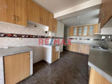 🏡 Departamento en Venta – Vipol, Callao

📍 Ubicación: Av. Nenúfares 659-661, Urb. Vipol Bocanegra – Callao
🛏 4 dormitorios con clóset
🛁 2 baños co